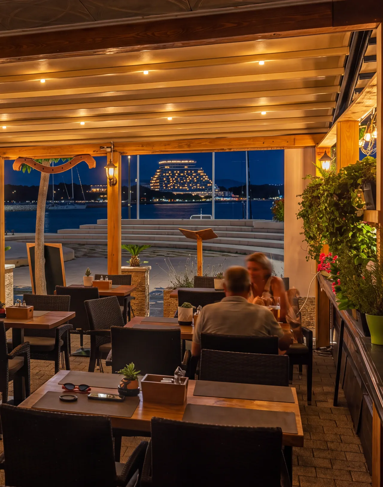 Noćna terasa restorana Ća god uz rivu