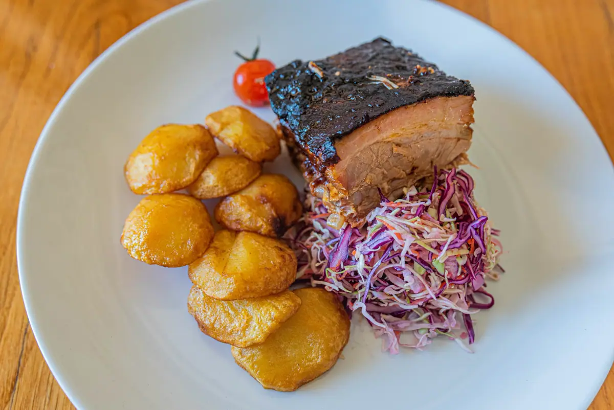 Svinjska rebra i potrbušina (sporo pečeno s BBQ umakom, pečeni krumpir, coleslaw)